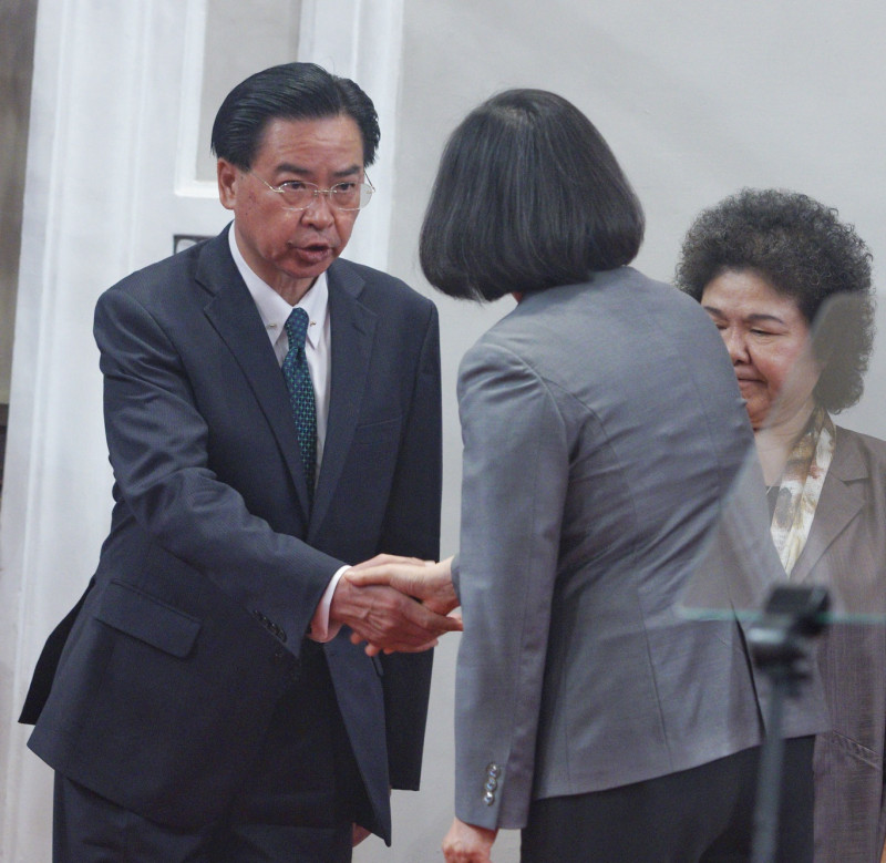 圖為總統蔡英文在薩國斷交記者會後向外交部長吳釗燮握手致意。   圖：張良一/攝