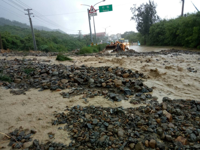 受熱帶性低氣壓影響，南部地區傳出不少淹水災情，導致路段封閉。   圖：翻攝自爆料公社臉書