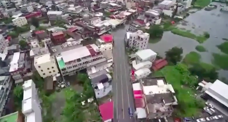因熱帶性低壓水災事件，導致多處地區進行道路管制。   翻攝自影片 (資料照片)