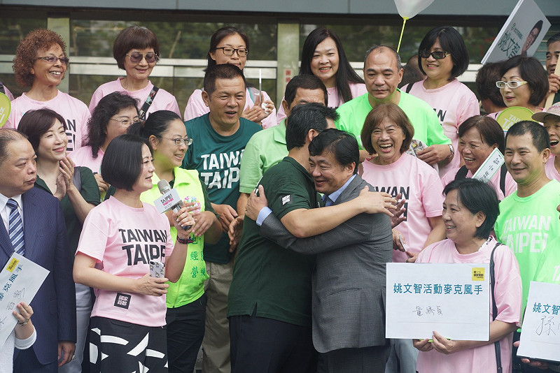 民進黨提名台北市長參選人姚文智上午在秘書長洪耀福的陪同下，前往台北市選委會登記參選。   圖：張良一/攝