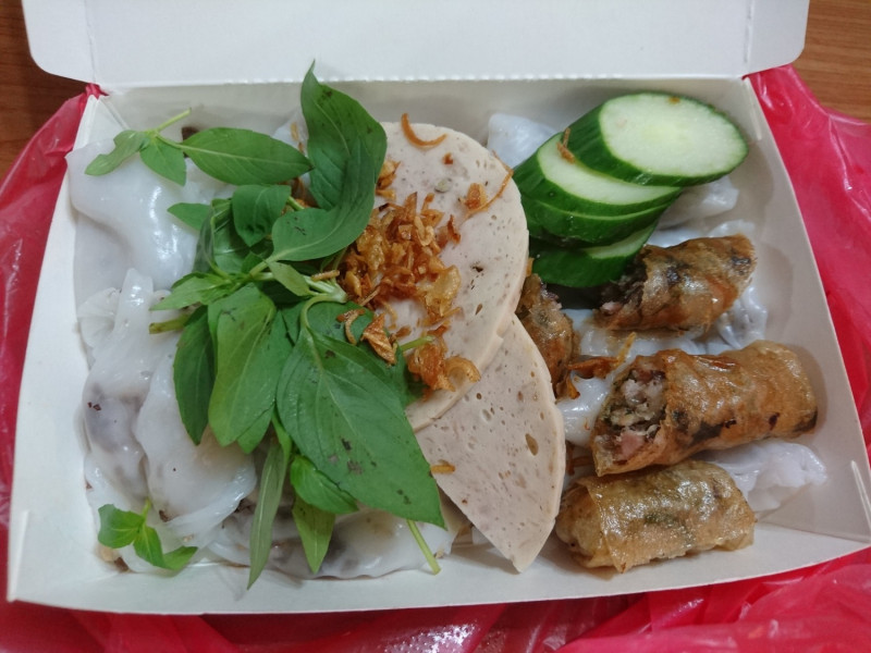 「越南粉捲」食材是當日採購，賣完就沒有。圖：桃園市東南亞藝文教育創新暨研究協會/提供