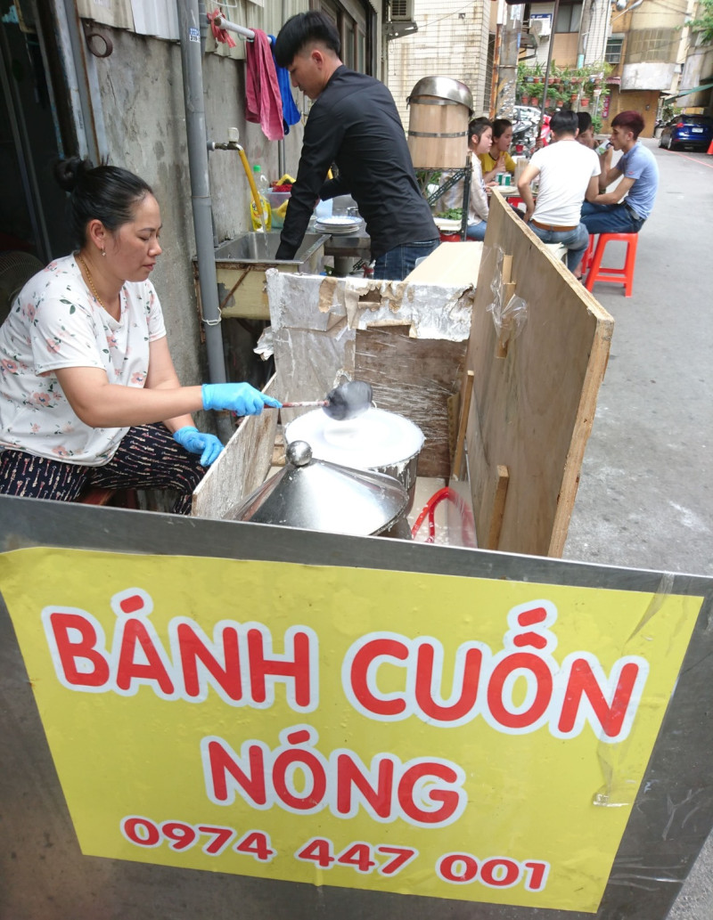 在攤位上可以親眼看到「越南粉捲」的製作過程。圖：桃園市東南亞藝文教育創新暨研究協會/提供
