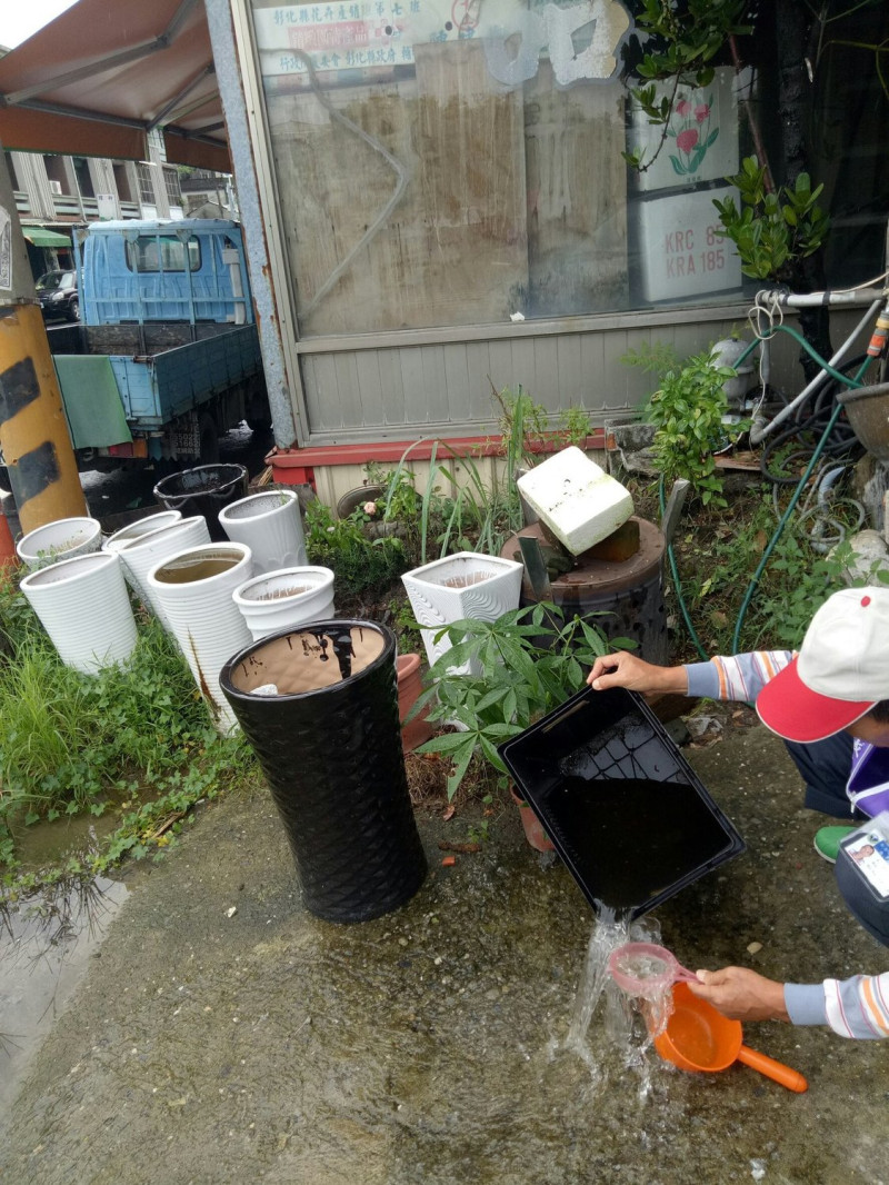 受到連日豪大雨影響，屏東縣衛生局提醒縣民，應避免積水容器孳生病媒蚊，居家環境清潔可利用漂白水含水稀釋進行消毒工作。   圖：翻攝自臉書屏東縣政府衛生局登革熱防疫粉絲團