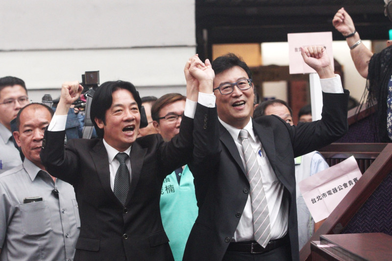 行政院長賴清德高舉著民進黨台北市長參選人姚文智的手走進造勢大會會場。   圖：張良一/攝