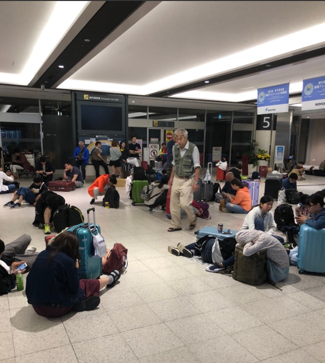受強震影響，新千歲機場國內線及國際線航廈全天關閉，許多旅客受困在新千歲機場，無法動身。   圖：翻攝自Twitter