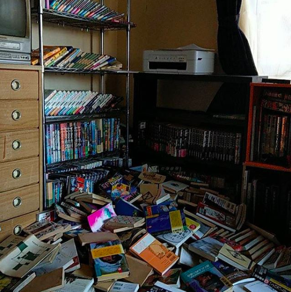 日本網友表示，住在北海道的家人家中的書架被地震震倒，希望大家能平安渡過這次地震災害。
   圖：翻攝Instagram