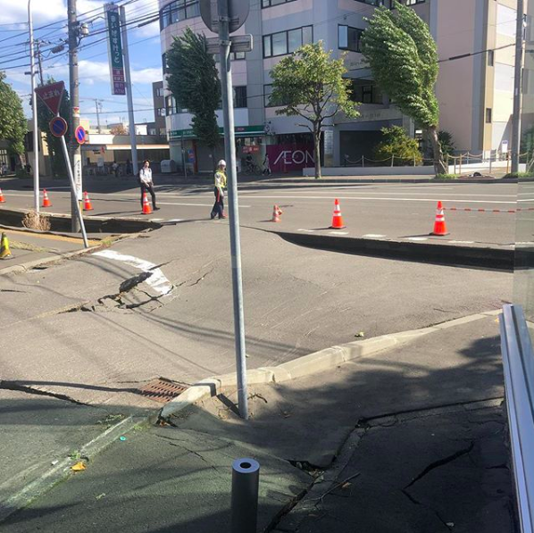 日本網友拍攝下家裡附近道路坍塌的照片。北海道目前多處道路坍塌，交通不便。   圖：翻攝Instagram