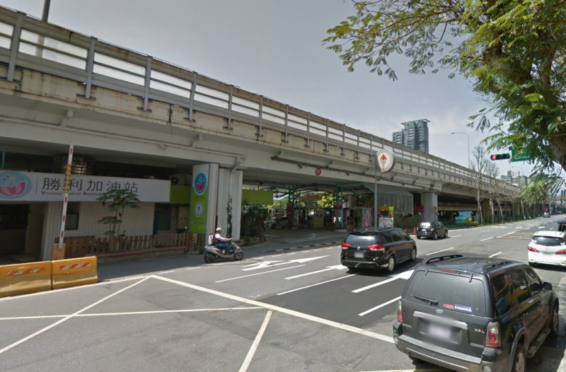 北市府新工處今(7)日表示，市內共37座橋樑已完成耐震補強工作，另2座也將於兩年內完成。圖為尚未完成補強工作的建國高架橋。   圖：翻攝自Google地圖