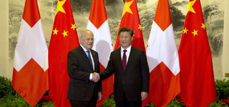 瑞士聯邦委員施耐德阿曼率團訪問中國，與習近平握手致意，但隨行訪問團中的「時報」記者，卻遭中國大使館拒絕核發簽證。   圖：翻攝自Le Temps Twtter