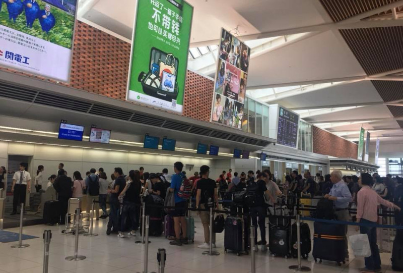日前北海道規模6強震讓新千歲機場關閉，導致我國逾千位旅人滯留在北海道地區。   圖：翻攝自謝長廷臉書粉絲頁