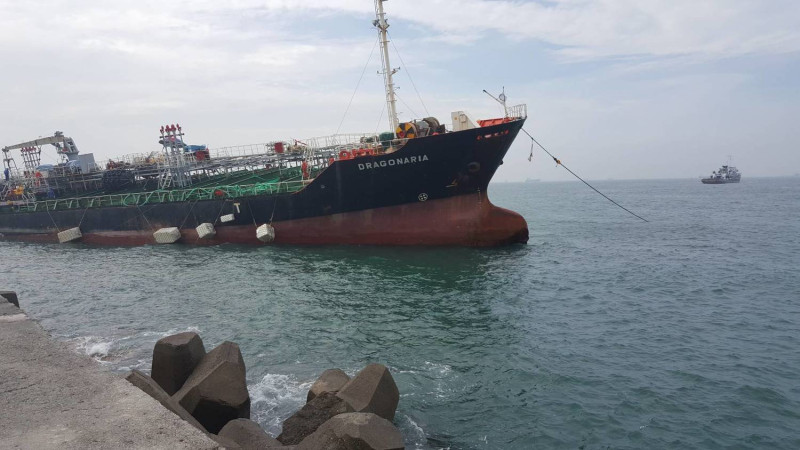 「飛龍」輪船艏拖離防波堤。   圖：台灣港務公司/提供