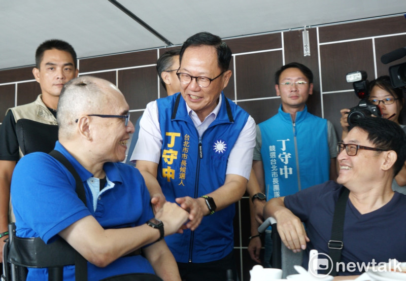 國民黨台北市長參選人丁守中拜會身障社福團體負責人。   圖：張良一/攝