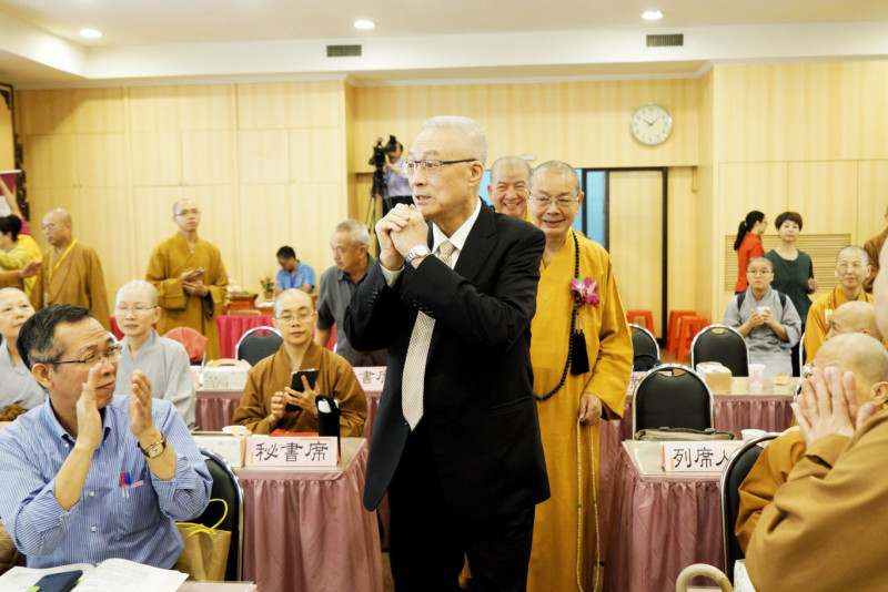 國民黨主席吳敦義出席中國佛教會會員大會前，回應慰安婦等議題。   圖：張良一/攝