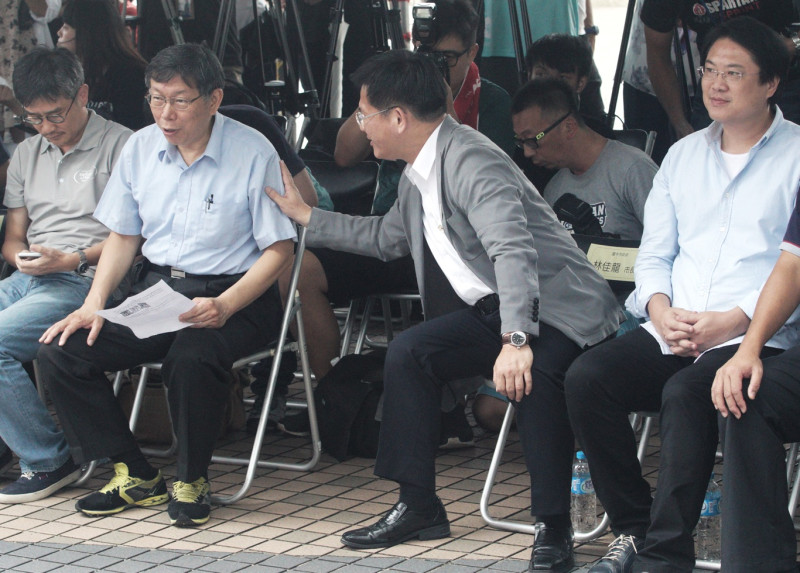 台中市長林佳龍到台北木柵動物園舉行「台中花博全國走透透宣傳活動」，會前，林佳龍拍著柯文哲手臂交談。   圖：張良一/攝