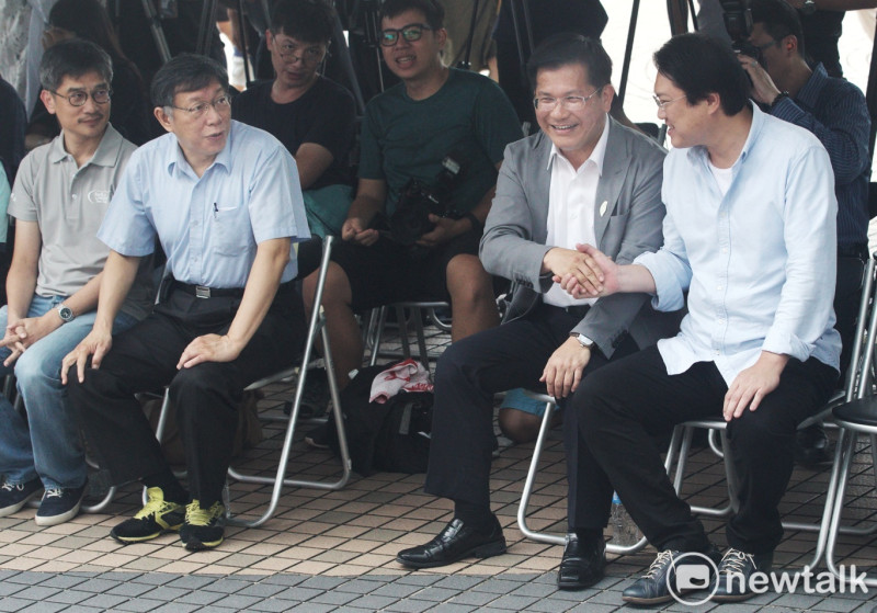台中市長林佳龍到台北木柵動物園舉行「台中花博全國走透透宣傳活動」，會前，林佳龍和基隆市長林右昌交談。   圖：張良一/攝