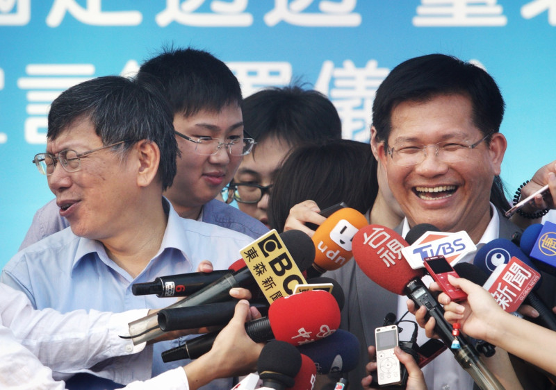 台北市長柯文哲（左）小內閣人事，跟即將卸任的台中市長林佳龍（右）借將。   圖：新頭殼資料照片