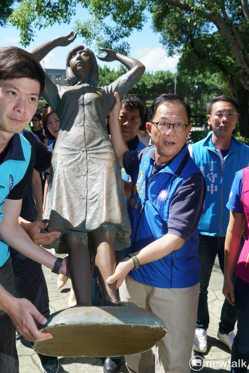 國民黨台北市長參選人丁守中和多位市議員參選人上午扛著一尊慰安婦銅像到二二八，要求蔡英文總統對日人踹銅像表達不滿和道歉。   圖：張良一/攝