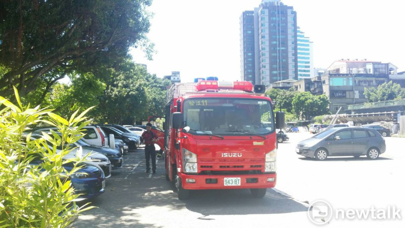 現場出動五輛消防車，一共數十人搶救。   圖：謝步智/攝