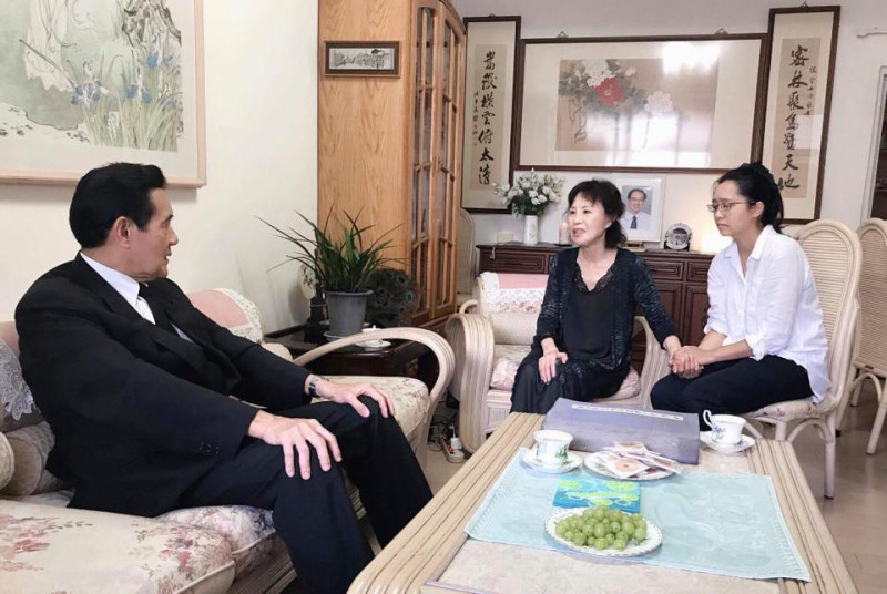 前總統馬英九至楊偉中位於新店的老家致意。   圖：擷取自曾縵雲臉書