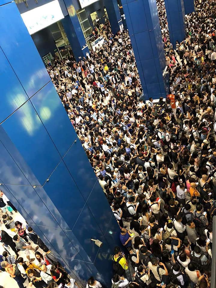 山竹颱風昨日重創香港，巴士及地鐵今（１７）日只有部分通車，導致香港上班民眾塞爆車站。   圖：翻攝自香港突發事故報料區