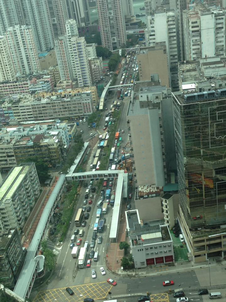 山竹颱風昨日重創香港，巴士及地鐵今（１７）日只有部分通車，導致各地交通要道堵塞   圖：翻攝自香港突發事故報料區