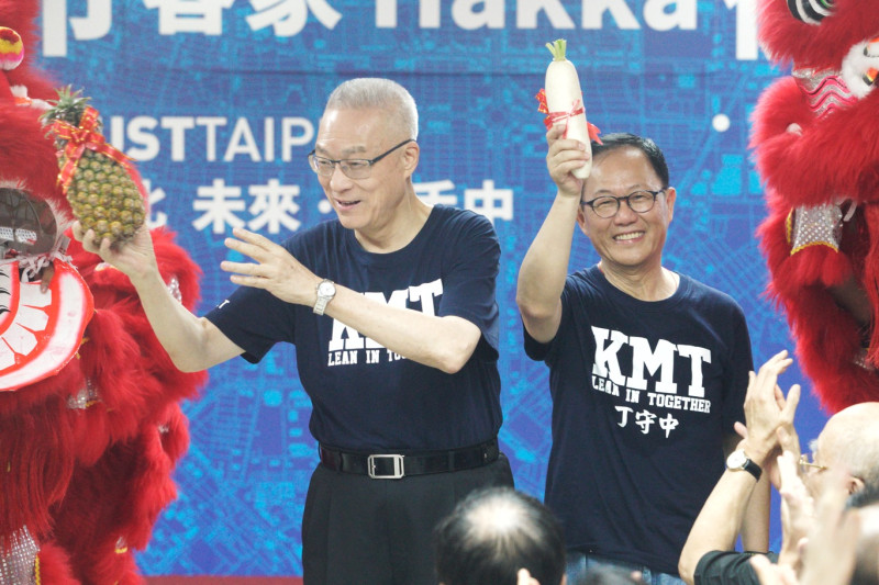 國民黨主席吳敦義、國民黨台北市長參選人丁守中出席丁守中台北市客家後援會成立大會。   圖：張良一/攝