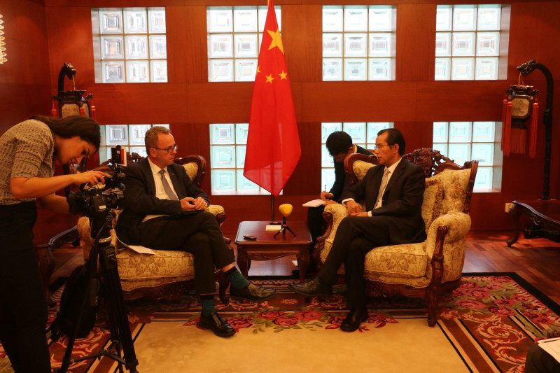 中國駐瑞典大使桂從友昨（１８）接受瑞典《快報》專訪時重申必須尊重人權，因瑞典警察粗暴對待，已使３名中國遊客生命安全及尊嚴受到傷害。   圖：翻攝自中國駐瑞典大使館官網