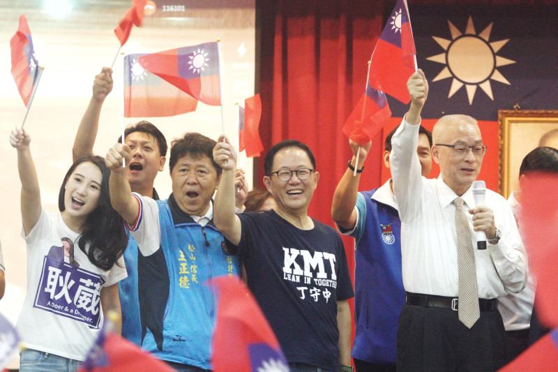 國民黨主席吳敦義與國民黨台北市長參選人丁守中參加退休軍公教警團結誓師大會。 圖:張良一/攝