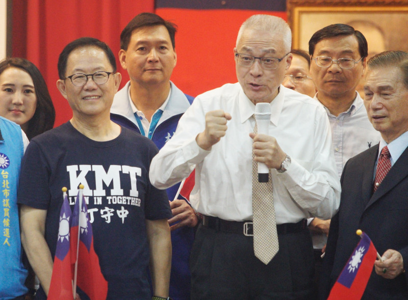 國民黨主席吳敦義與國民黨台北市長參選人丁守中參加退休軍公教警團結誓師大會。   圖：張良一/攝