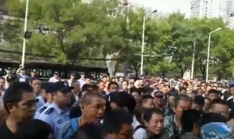 中國老兵維權浪潮逐漸在各地發酵，位於北京的中國退役軍人事務部，２０日有許多退役軍人至現場抗議。   圖：翻攝自Ｔｗｉｔｔｅｒ