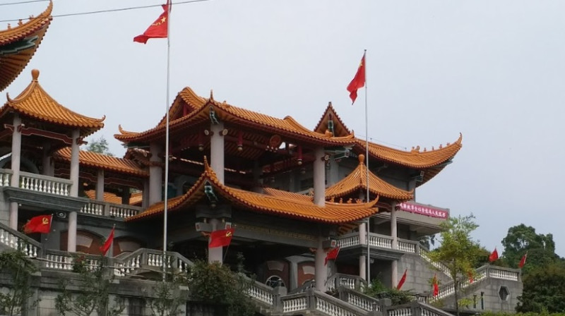 彰化縣政府官員今天下午前往碧雲禪寺執行斷水斷電公務時，碧雲禪寺所有人魏明仁朝執行公務官員的臉揮拳，官員的臉因而流血，魏明仁當場被員警逮捕。   圖：翻攝自Google地圖