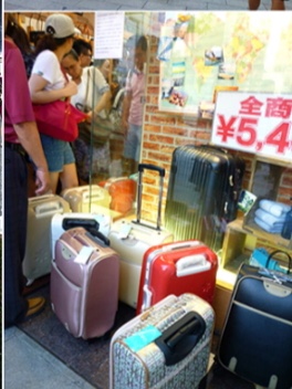 陸客或許以為擔心超重而新買行李箱。   圖：劉黎兒翻攝