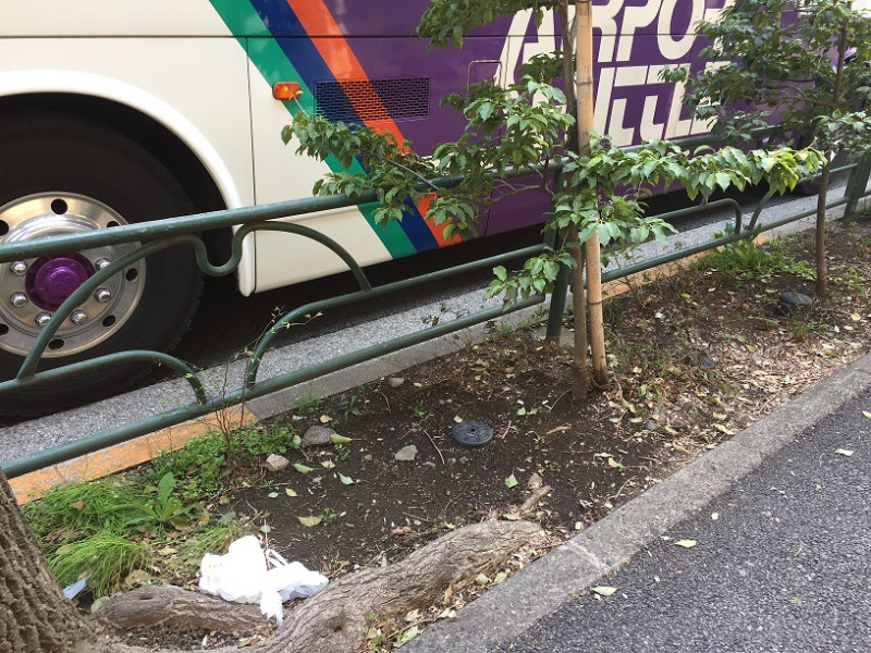 陸客巴士在東京都心，一停車就會丟出尿片等垃圾。   圖：劉黎兒/攝