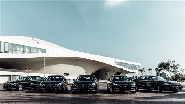 BMW總代理汎德在衛武營國家藝術文化中心開幕時，提供30輛大7系列頂級豪華旗艦房車組成專屬貴賓車隊。   圖：衛武營國家藝術文化中心/提供