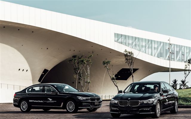 BMW總代理汎德提供大7系列頂級豪華旗艦房車，組成衛武營開幕季專屬貴賓車隊。   圖：衛武營國家藝術文化中心/提供