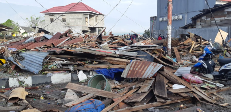 印尼中蘇拉威西省飽受地震及海嘯重創，重災區巴路市（Palu）災情慘重，對外陸路交通中斷，全市缺水缺電，在海嘯中喪生的民眾屍體遍布各處，至今都無法完成辨認死者身分的工作。   圖：Sutopo Purwo Nugroho/Twitter