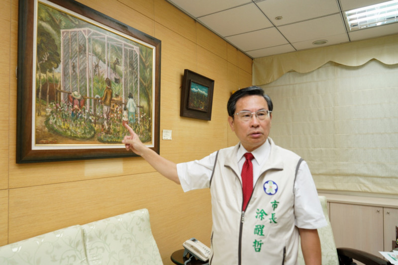 嘉義市長涂醒哲辦公室懸掛陳澄坡畫作，他說，這是嘉義市珍貴文化資產。   圖：張良一/攝