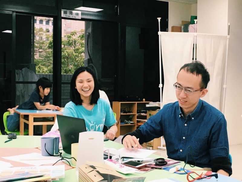 創辦人林佳瑩（左）與學次方戴俊欣老師（右）正在討論某堂課程的教學方法，聊著聊著就大笑了起來｜圖片來源：創夢實驗室