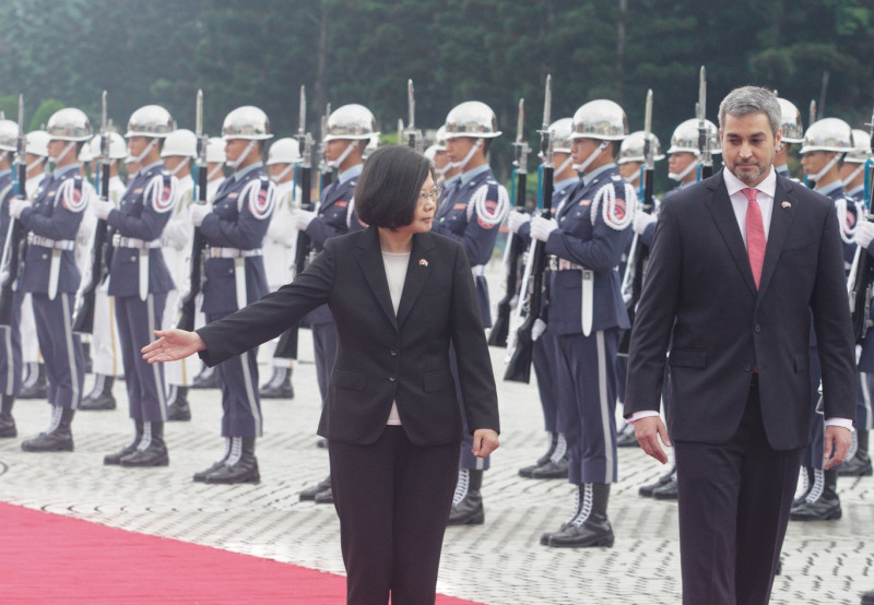 總統蔡英文主持軍禮歡迎巴拉圭共和國總統阿布鐸伉儷。   圖：張良一/攝
