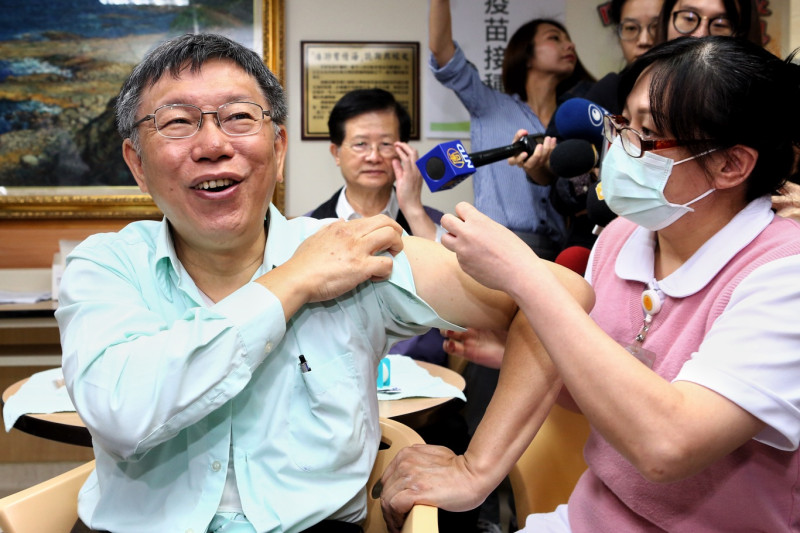 台北市市長柯文哲今（15）日至市立聯合醫院仁愛院區，帶頭接種流感疫苗。   圖：張良一/攝