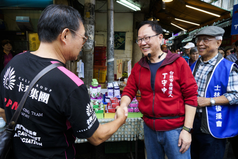 國民黨台北市長參選人丁守中到社子市場掃街拜票。 圖:張良一/攝