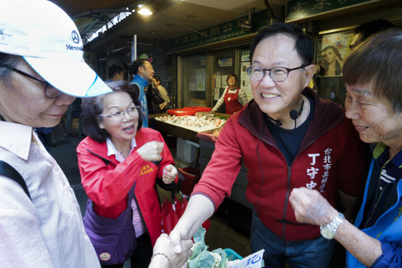 國民黨台北市長參選人丁守中到社子市場掃街拜票。   圖：張良一/攝