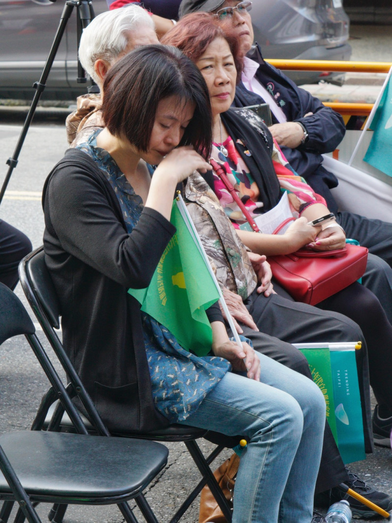 民進黨台北市長參選人姚文智太太潘瓊枝18日聽到姚文智提到家裡受迫害過程時，不禁拭淚。   圖：張良一/攝