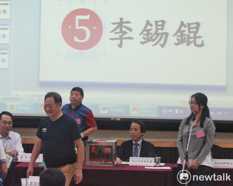 獨立台北市長參選人李錫錕抽中5號號次。   圖：張良一 / 攝
