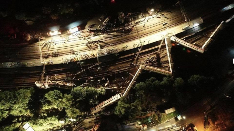 普悠瑪21日下午在宜蘭新馬車站發生出軌翻覆事故，編號6432次普悠瑪列車共有8節車廂，5節車廂出軌側翻。   圖：翻攝台鐵家族