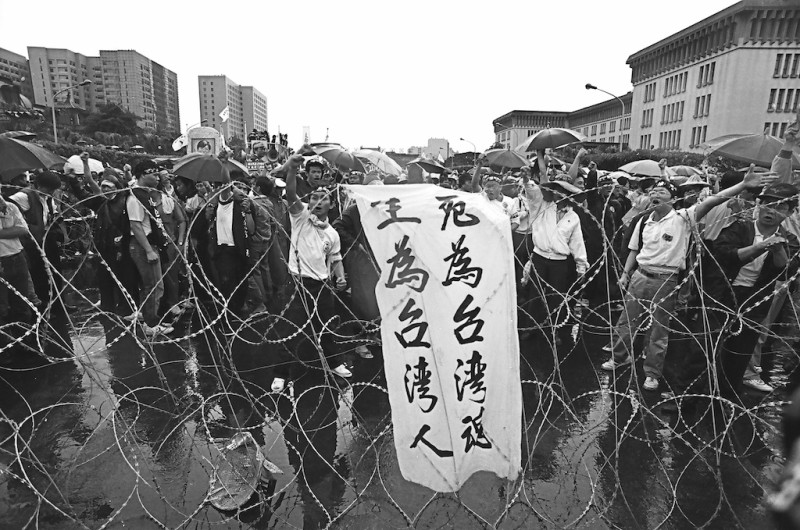 ■總統府前，隊伍被鎮暴警察用蛇籠、拒馬層層擋住