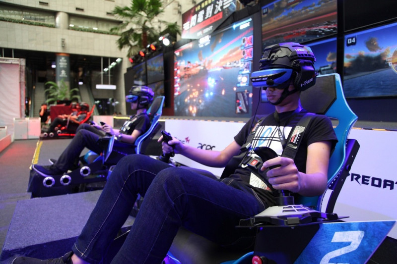 智崴集團研發全球首款VR體感電競遊戲《閃電對決》讓玩家們透過雙手搖桿操縱體感座椅與射擊，彷彿戰鬥機駕駛員。圖：智威科技/提供