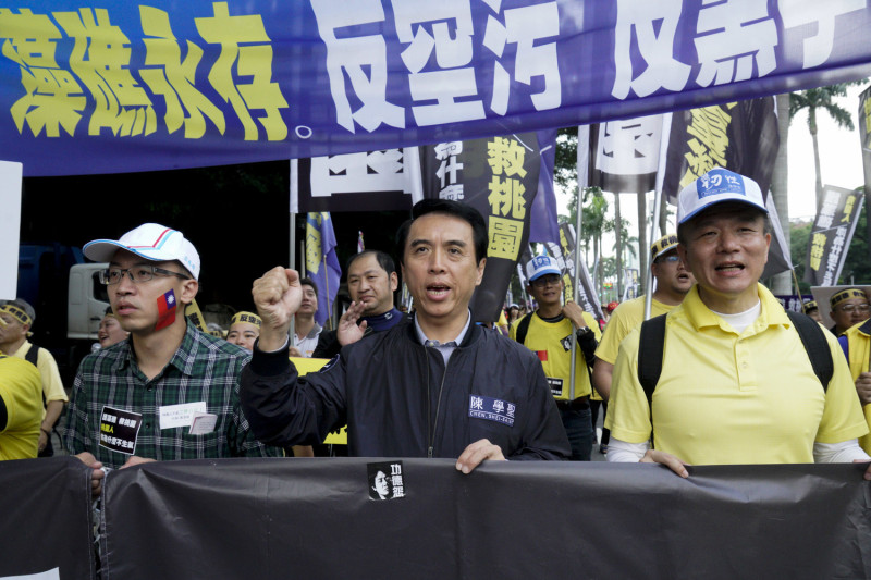 國民黨桃園市長參選人陳學聖也參與反空污遊行。   圖：張良一/攝