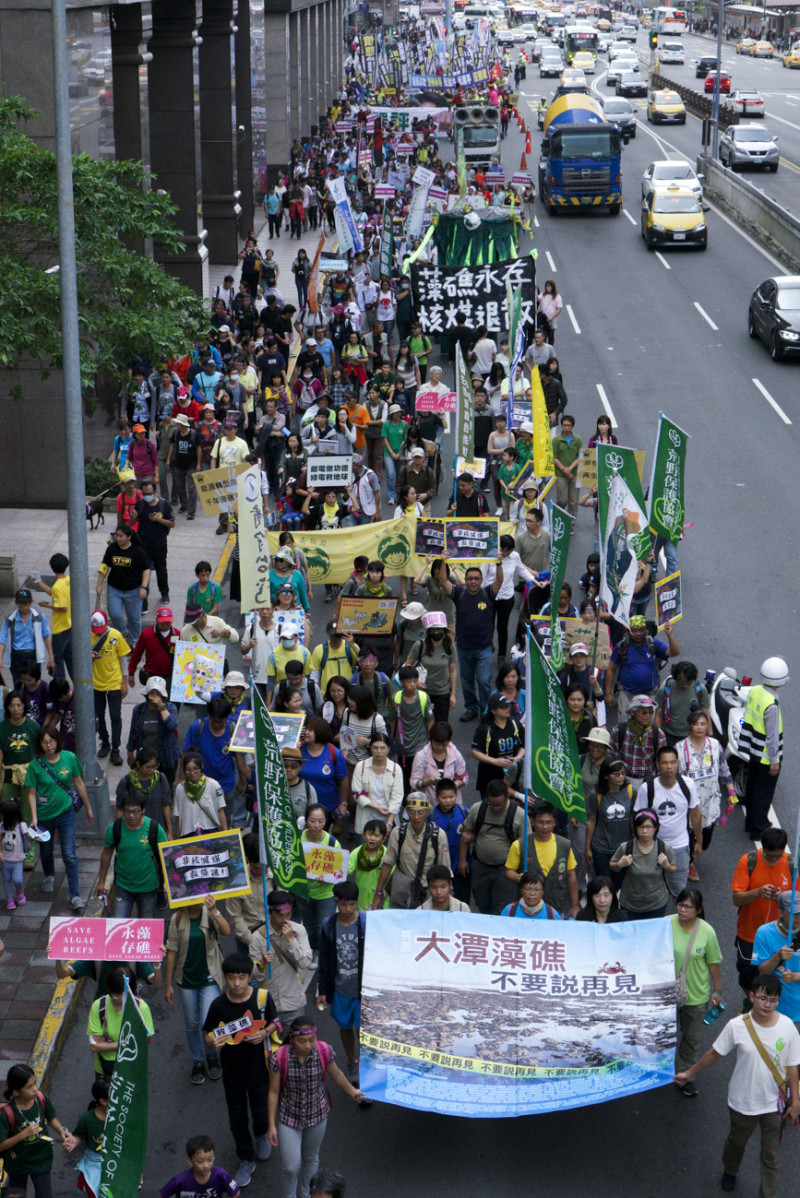 數千名民眾走上台北街頭，要求中油第三天然氣接收站移往林口，並保留大潭藻礁生態。   圖：張良一/攝