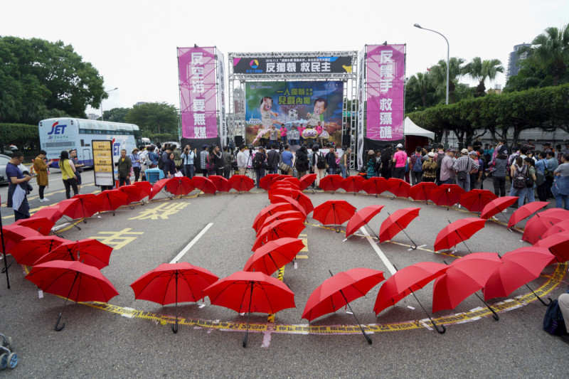 台灣健康空氣聯盟在凱道舉行「台北反空污大遊行」，該聯盟在凱道用紅色雨傘擺出投票章形狀。   圖：張良一/攝